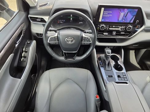 Used 2023 Toyota Highlander Platinum FWD image 13
