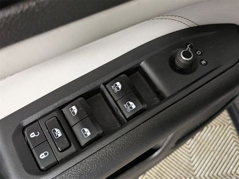 Certified 2025 Jeep Compass Limited image 13