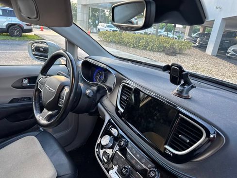 Used 2021 Chrysler Pacifica Touring-L w/ Uconnect Theater Family Group FWD image 7