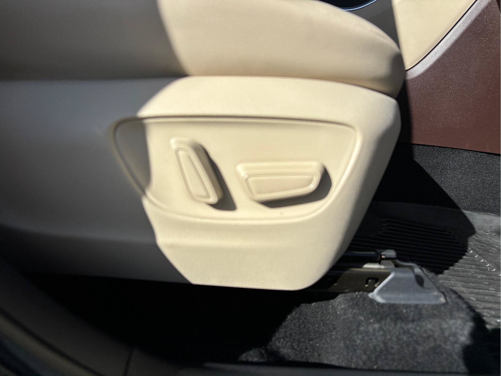 Used 2022 Toyota Highlander XLE AWD/4WD image 38