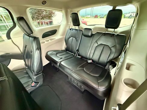 Used 2023 Chrysler Pacifica Touring-L image 28
