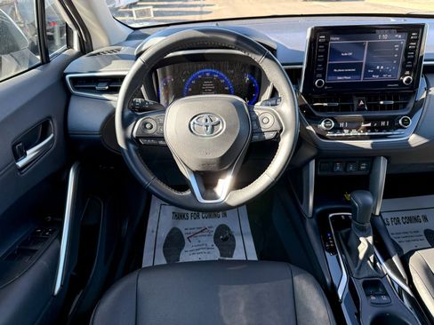 Used 2022 Toyota Corolla Cross XLE w/ Convenience Package image 30