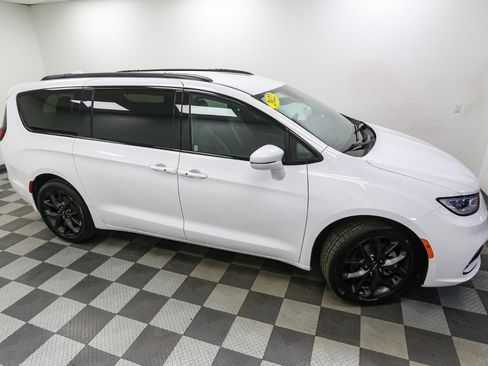 Used 2022 Chrysler Pacifica Touring-L w/ S Appearance Package image 5
