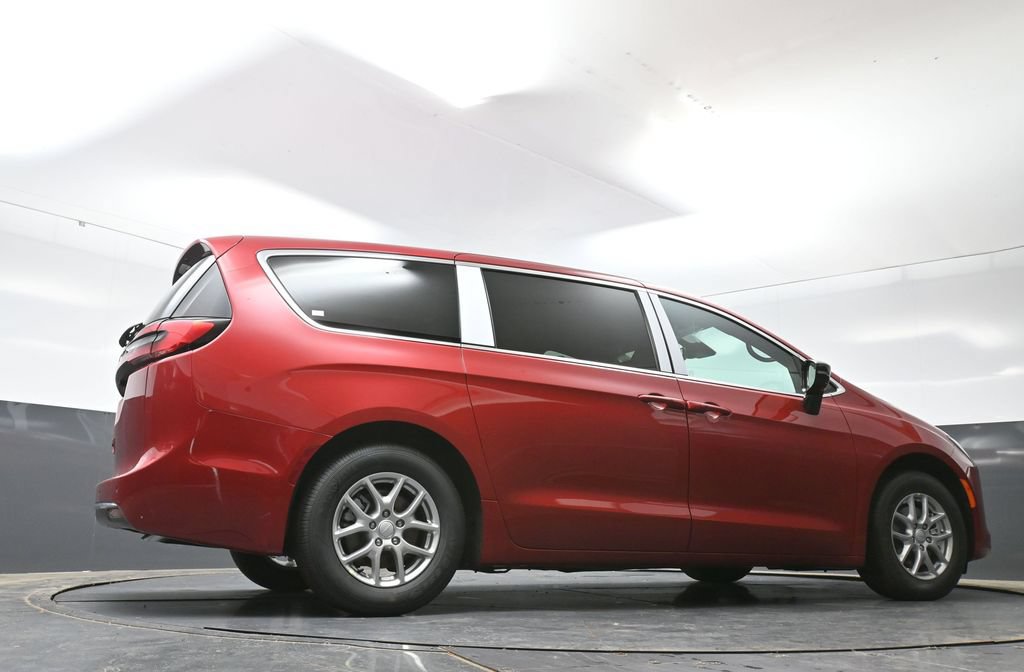New 2027 Chrysler Pacifica Select w/ Family Tech Group FWD image 34