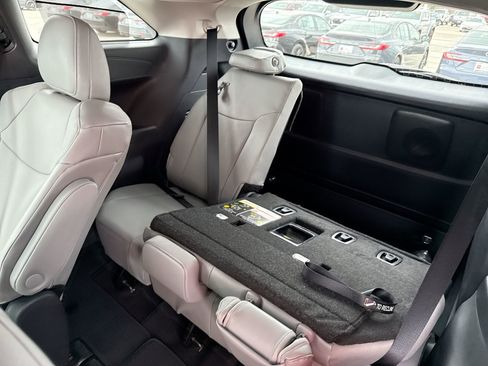 Certified 2026 Toyota Sienna XLE image 27