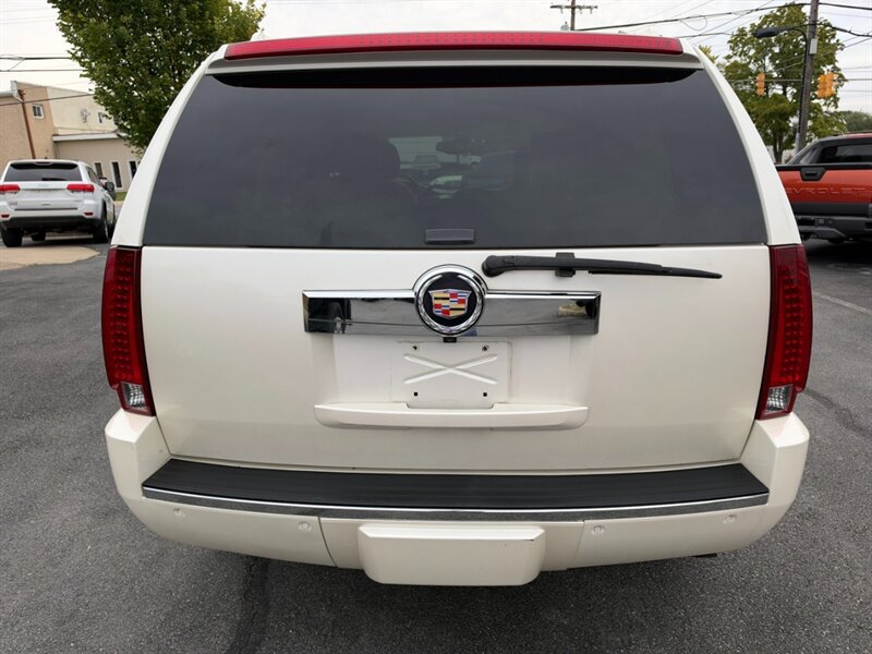 Used 2007 Cadillac Escalade AWD w/ Information Package image 4
