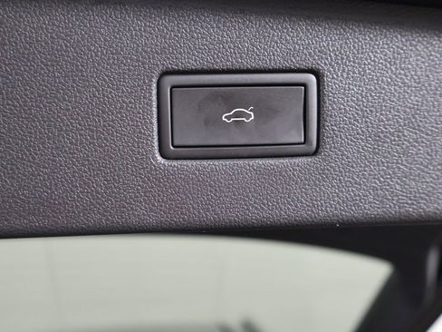 Used 2022 Volkswagen Tiguan SE w/ Panoramic Sunroof Package image 19