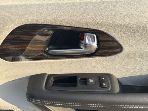 Used 2024 Chrysler Pacifica Limited w/ Uconnect Theater Family Group image 30