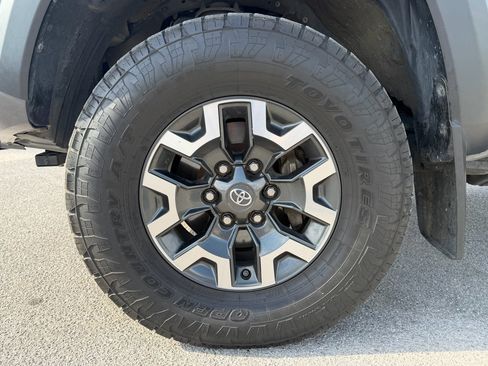 Used 2020 Toyota Tacoma TRD Off-Road w/ Blackout Package AWD/4WD image 9