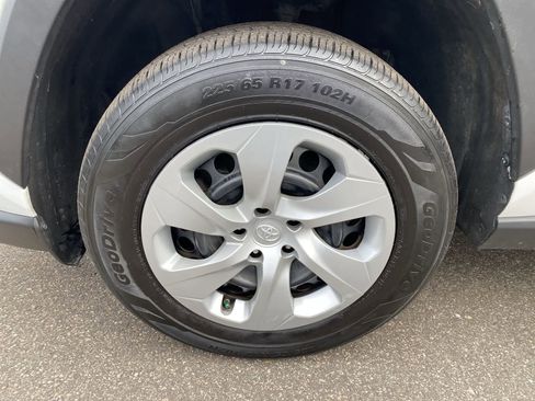 Used 2021 Toyota RAV4 LE image 14