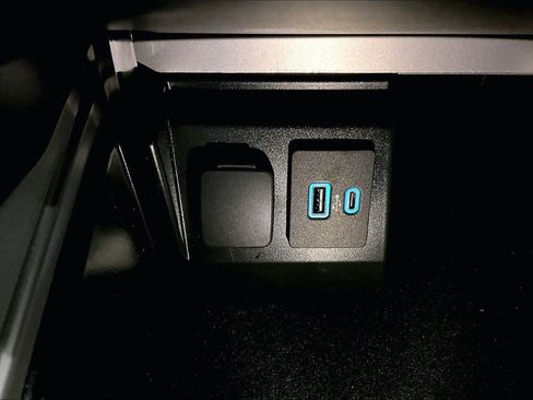 Certified 2023 Ford Explorer Limited w/ Limited Technology Package image 32