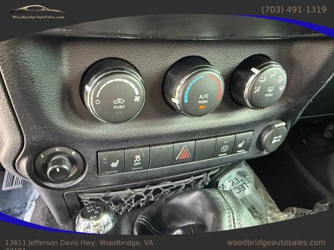 Used 2016 Jeep Wrangler Unlimited Sahara w/ Connectivity Group image 15