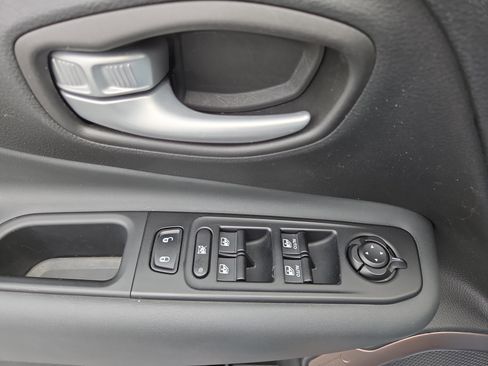 Certified 2023 Jeep Renegade Latitude AWD/4WD image 32