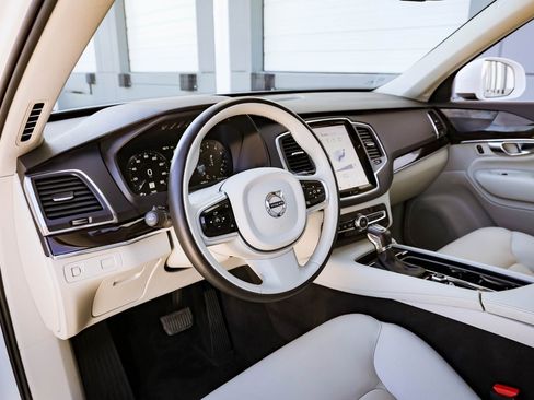 Used 2019 Volvo XC90 T5 Momentum w/ Multimedia Package image 16