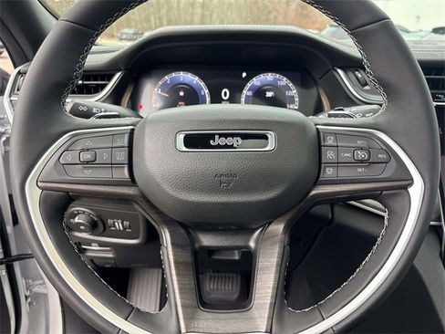 New 2025 Jeep Grand Cherokee Limited w/ Black Appearance Package image 16