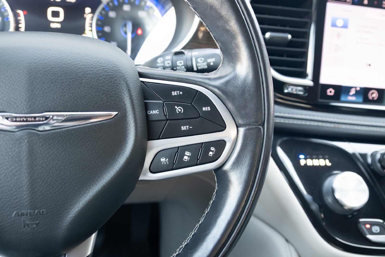 Used 2022 Chrysler Pacifica Limited FWD image 8