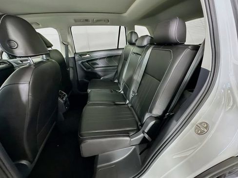 Used 2022 Volkswagen Tiguan SE w/ Panoramic Sunroof Package FWD image 26