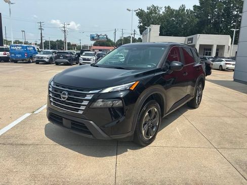 Used 2024 Nissan Rogue SV FWD image 3