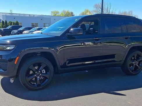 Used 2023 Jeep Grand Cherokee Altitude AWD/4WD image 7