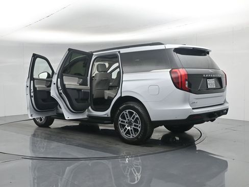 Used 2025 Ford Expedition Active image 39