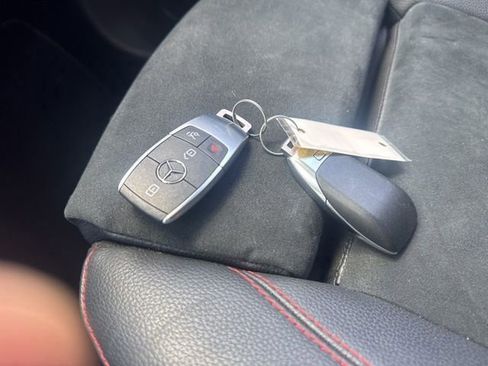 Used 2022 Mercedes-Benz GLB 250 4MATIC image 16