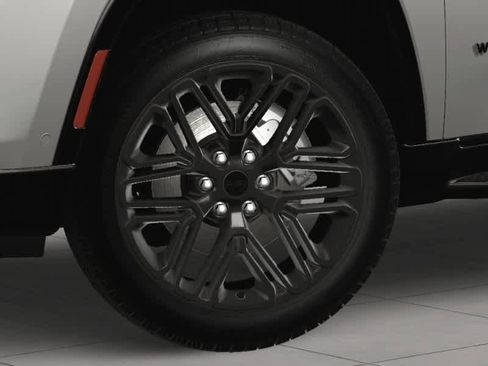 New 2025 Jeep Wagoneer L Series II w/ Premium Group I image 9