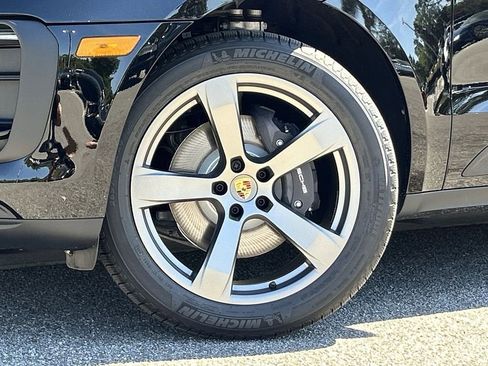 Certified 2025 Porsche Macan image 6