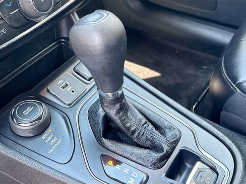 Used 2019 Jeep Cherokee Latitude Plus AWD/4WD image 14