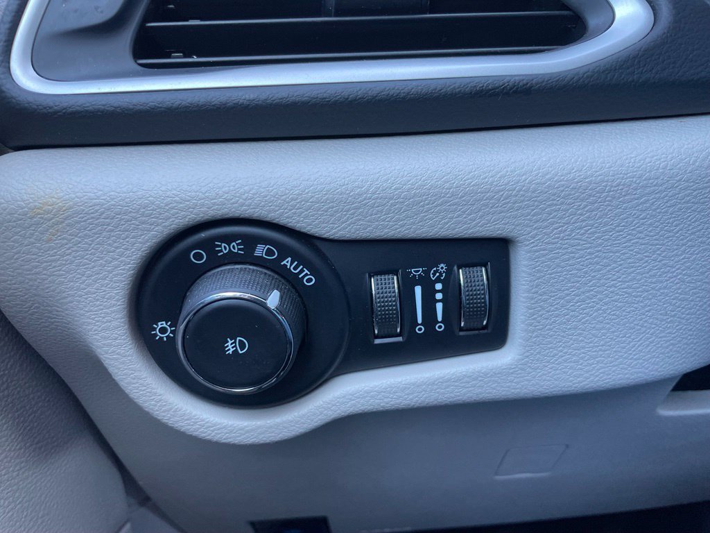 Used 2023 Chrysler Pacifica Touring-L FWD image 36