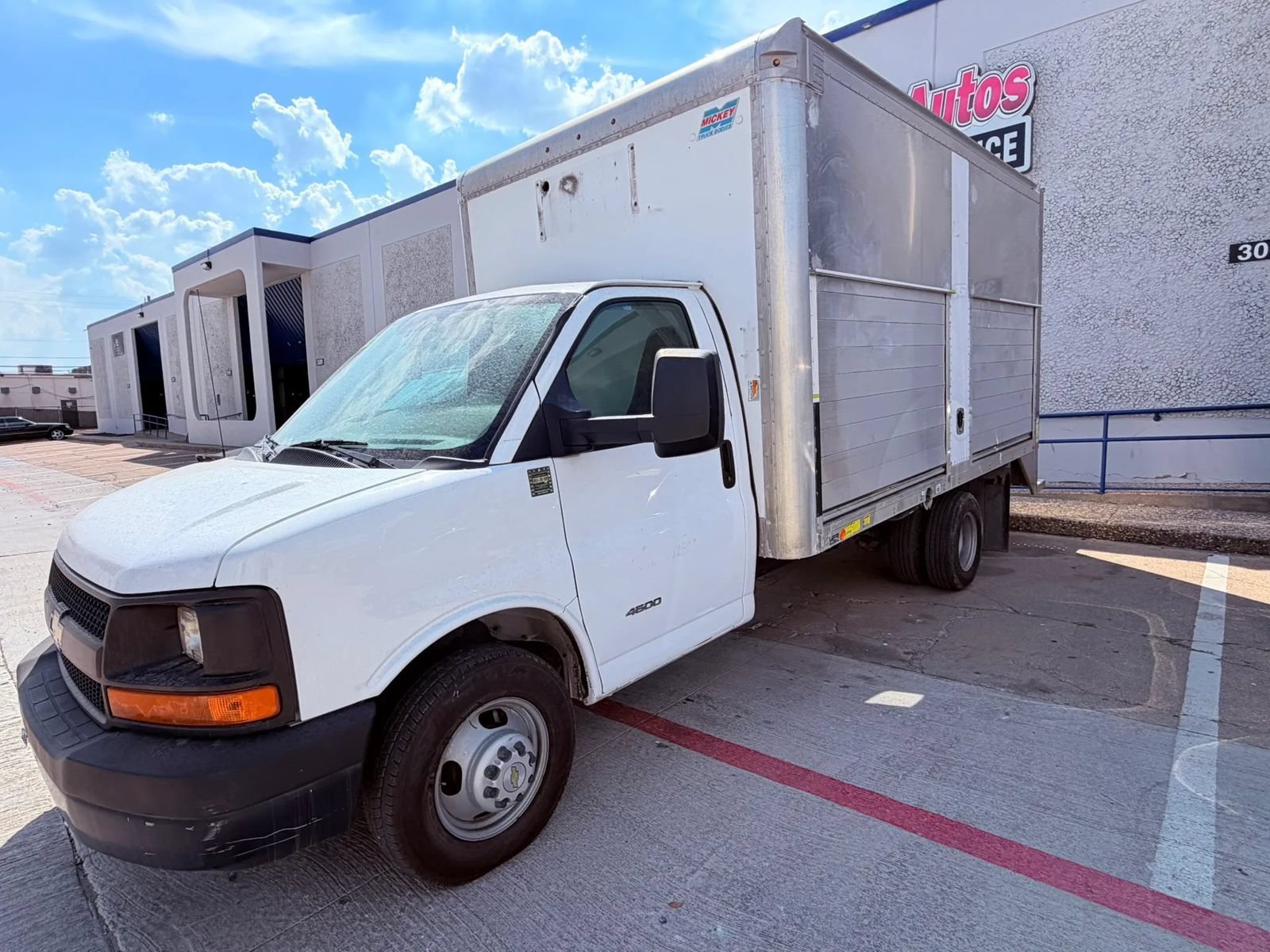 Used 2016 Chevrolet Express 4500 RWD image 1