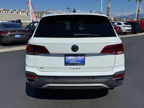 Used 2022 Volkswagen Taos SE w/ Panoramic Sunroof Package FWD image 9