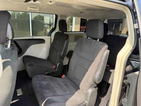 Used 2011 Chrysler Town & Country Touring w/ Entertainment Group #1 FWD image 13