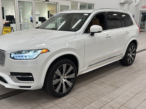 Used 2025 Volvo XC90 T8 Ultra w/ Protection Package Premier image 9