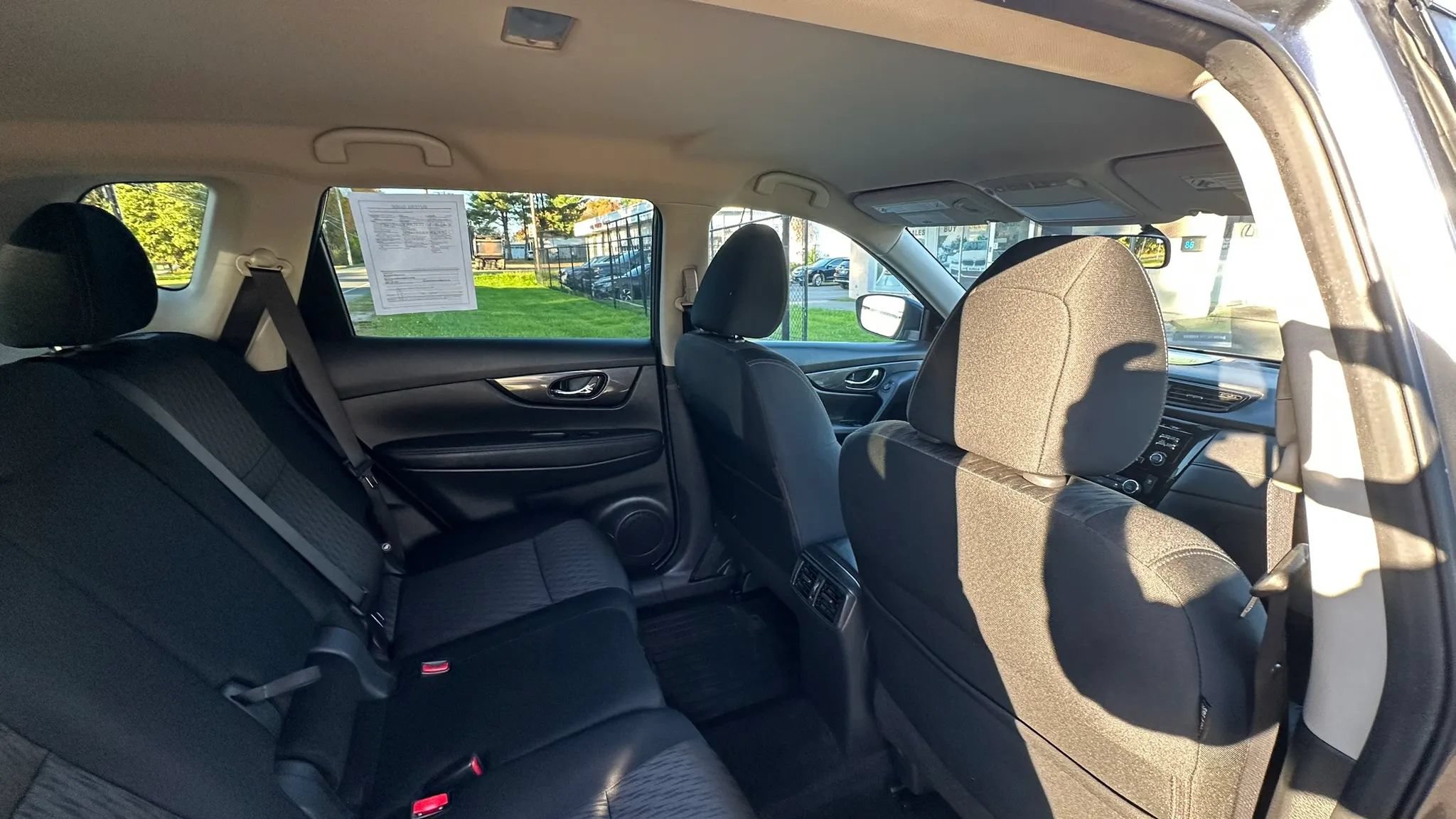 Used 2017 Nissan Rogue SV AWD/4WD image 32