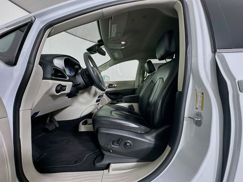 Used 2022 Chrysler Pacifica Touring-L w/ Uconnect Theater Family Group image 13