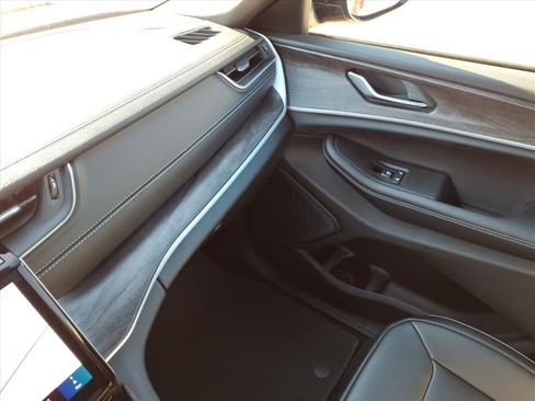New 2025 Jeep Grand Cherokee L Limited image 31