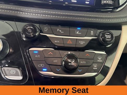 Used 2024 Chrysler Pacifica Limited image 19