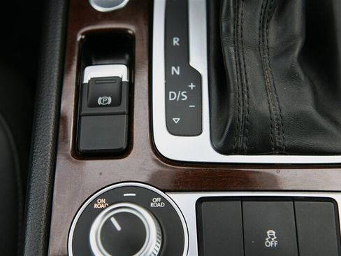 Used 2016 Volkswagen Touareg TDI image 28