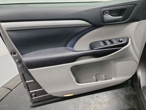 Used 2017 Toyota Highlander XLE image 13