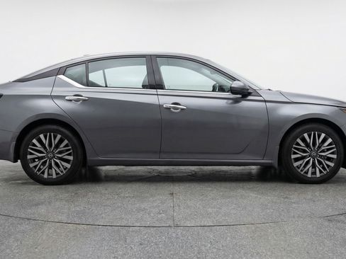 Used 2025 Nissan Altima 2.5 SV FWD image 11