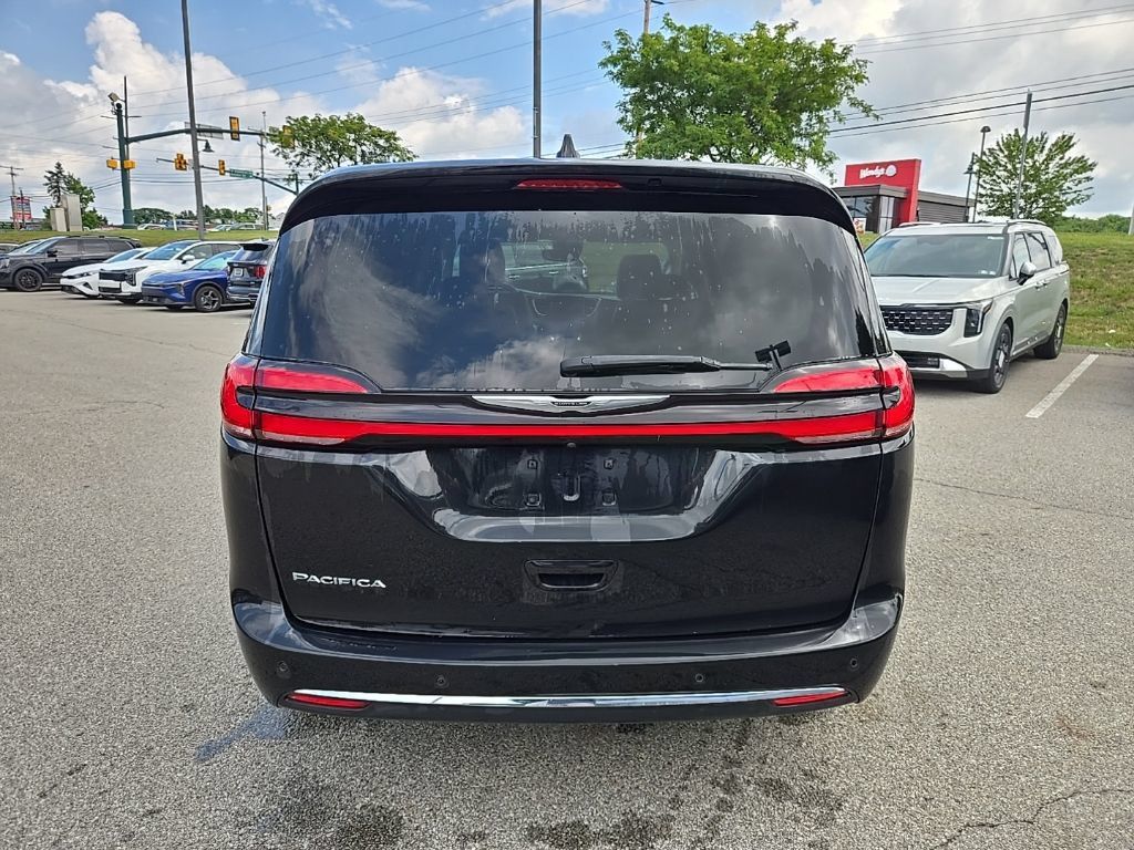Used 2023 Chrysler Pacifica Touring-L FWD image 4