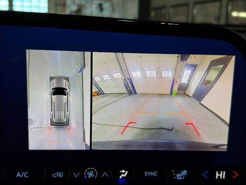 Used 2024 Chevrolet Traverse Z71 image 32