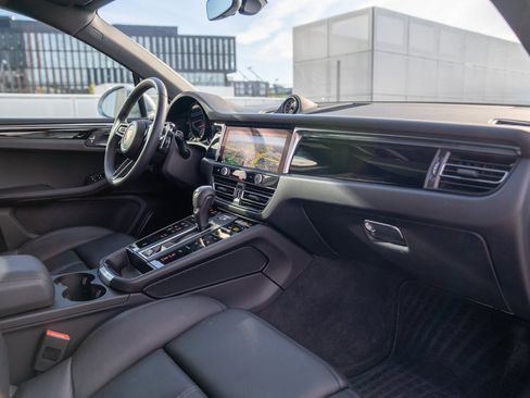 Certified 2026 Porsche Macan AWD/4WD image 24