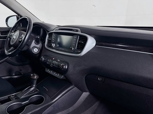 Used 2017 Kia Sorento LX w/ LX Convenience Package image 28