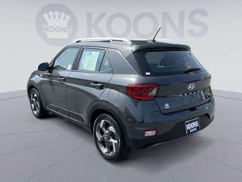 Used 2023 Hyundai Venue SEL FWD image 4