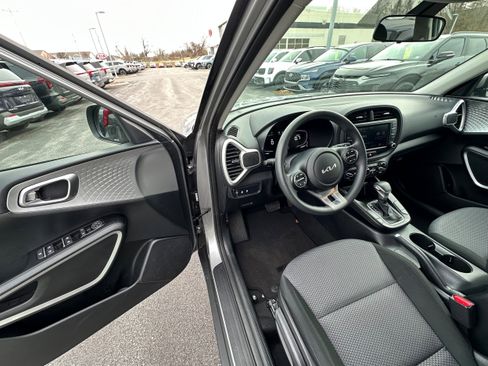 Used 2023 Kia Soul LX w/ LX Technology Package image 24