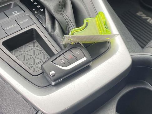 Used 2020 Toyota RAV4 LE image 30