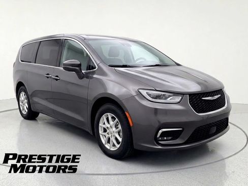 Used 2023 Chrysler Pacifica Touring-L FWD image 1