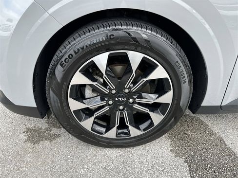 Used 2024 Kia Carnival EX image 10