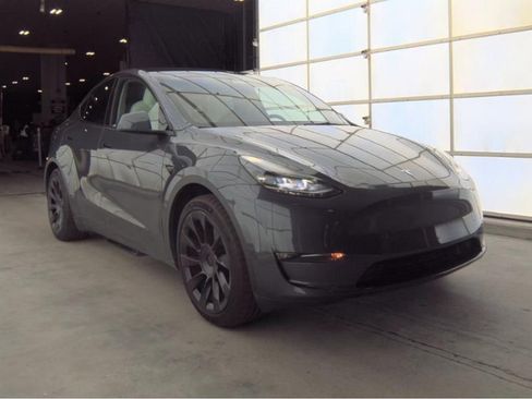 Used 2023 Tesla Model Y 2WD image 4
